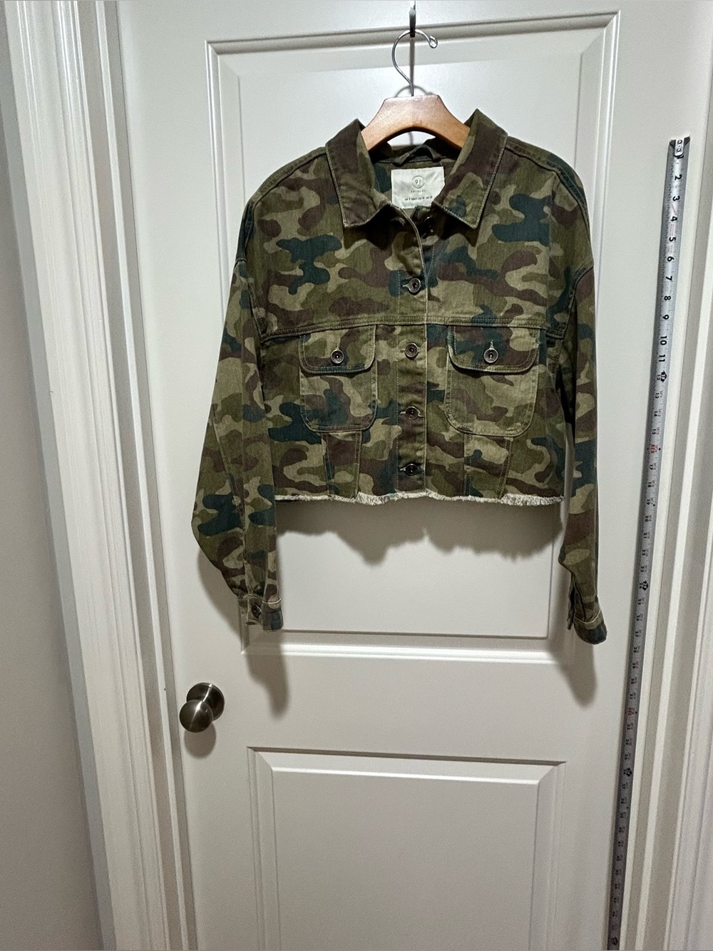 91 Cotton On women’s size 4 Cropped Camo Button-Up Jean Jacket. Like New